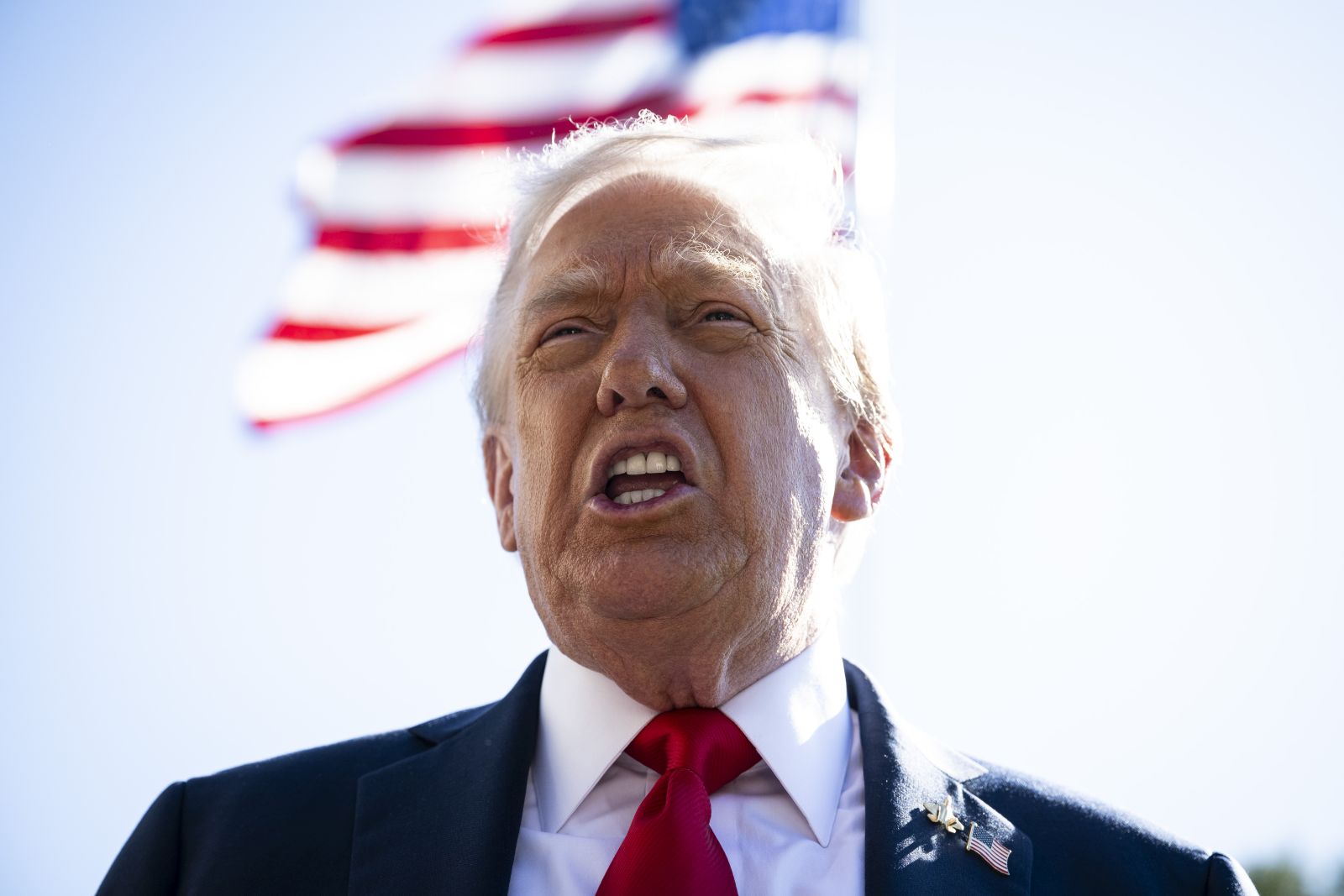 epa12433165 US President Donald Trump speaks to members of the media on the South Lawn of the White House before boarding Marine One in Washington, DC, USA, 05 October 2025. Unions representing hundreds of thousands of federal workers have asked a US judge to immediately prevent the Trump administration from carrying out mass firings during the government shutdown while they press a legal challenge.  EPA/GRAEME SLOAN / POOL
