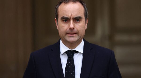 epa12434408 French outgoing Prime Minister Sebastien Lecornu delivers a statement at the Hotel Matignon in Paris, France, 06 October 2025. Lecornu presented his resignation to the French president on 06 October, shortly after his cabinet was unveiled and nearly a month after being appointed as prime minister.  EPA/STEPHANE MAHE / POOL  MAXPPP OUT
