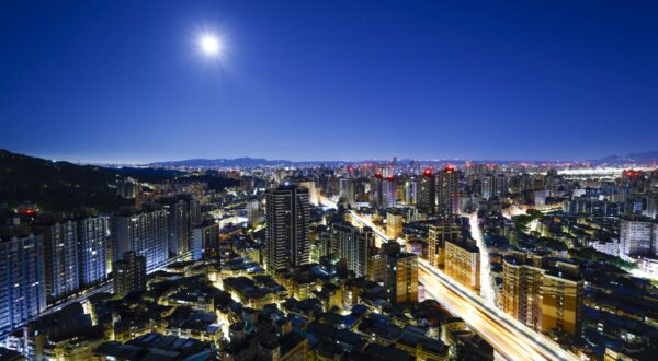 epa12435721 The harvest full moon shines over Taipei, Taiwan, 07 October 2025.  EPA/RITCHIE B. TONGO