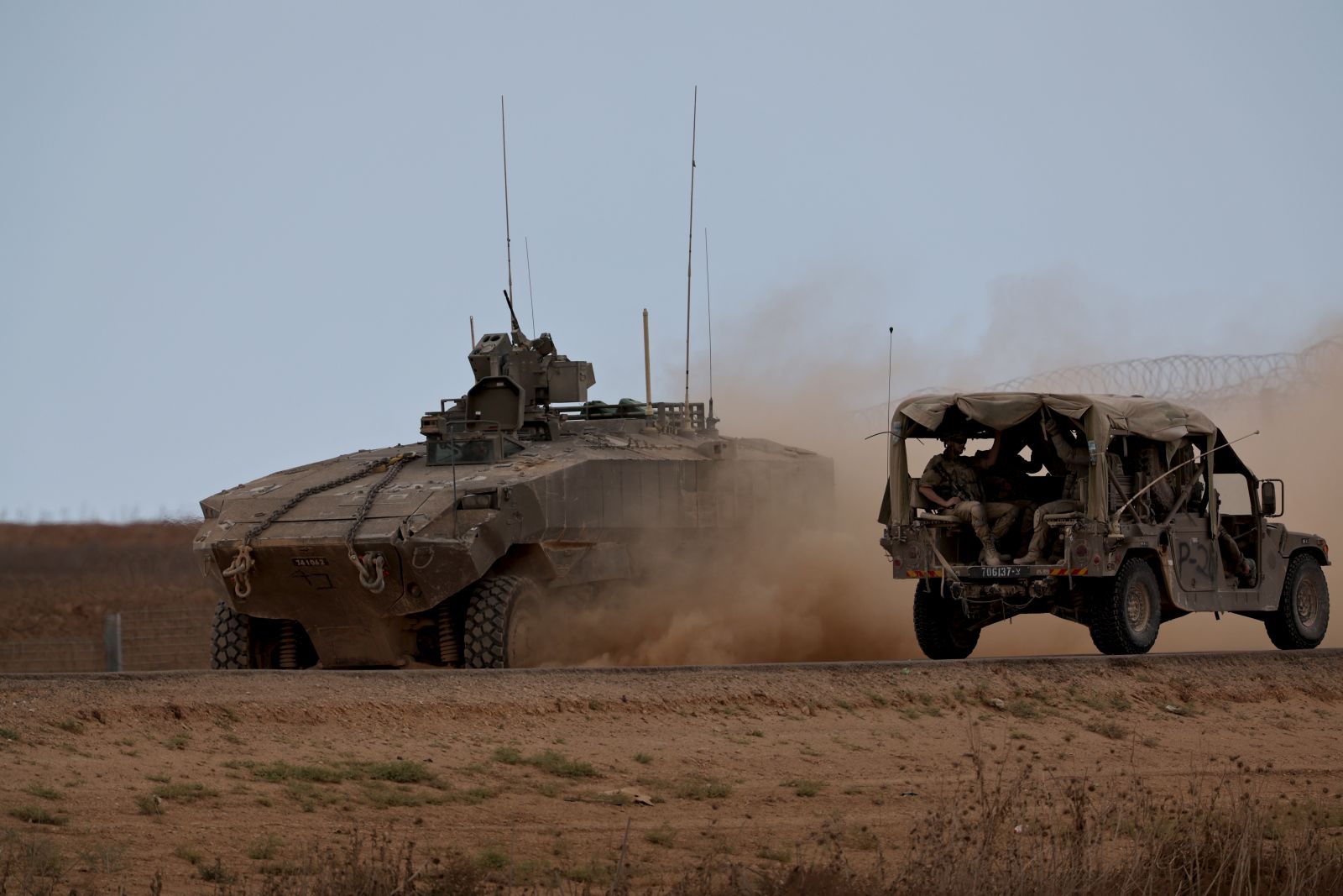 epa12441456 Israeli troops move along the northern part of the Israel Gaza border, southern Israel, 09 October 2025. US President Donald Trump announced that Israel and Hamas have agreed to the first phase of a Gaza peace plan, which includes the release of Israeli hostages and Palestinian prisoners, the withdrawal of Israeli forces, and the delivery of humanitarian aid to Gaza.  EPA/ATEF SAFADI