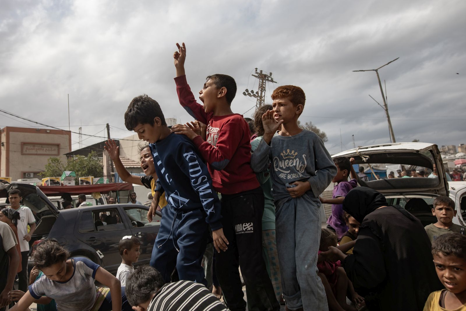 epa12441293 Internally displaced Palestinians celebrate the announcement of a ceasefire agreement between Hamas and Israel in Khan Younis, southern Gaza Strip, 09 October 2025. US President Donald Trump announced that Israel and Hamas have agreed to the first phase of a Gaza peace plan. The deal involves the release of Israeli hostages and Palestinian prisoners, the withdrawal of Israeli forces, and the delivery of humanitarian aid to Gaza.  EPA/HAITHAM IMAD