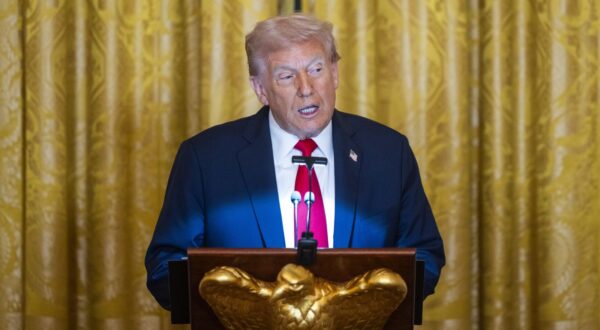 epa12456864 US President Donald Trump speaks ahead of a dinner to raise money for his ballroom extension in the East Room of the White House in Washington, DC, USA, 15 October 2025. The 27400-square-meter ballroom expansion of the White House will seat an estimated 900 people and is estimated to cost 200 million US dollars.  EPA/JIM LO SCALZO / POOL