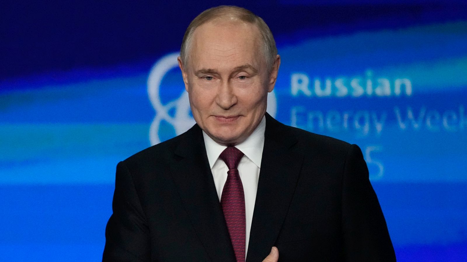 epa12457870 Russian President Vladimir Putin gestures during a plenary session of the Russian Energy Week 2025 International Forum (REW) in Moscow, Russia, 16 October 2025. The forum runs from 15 to 17 October.  EPA/ALEXANDER ZEMLIANICHENKO/AP POOL