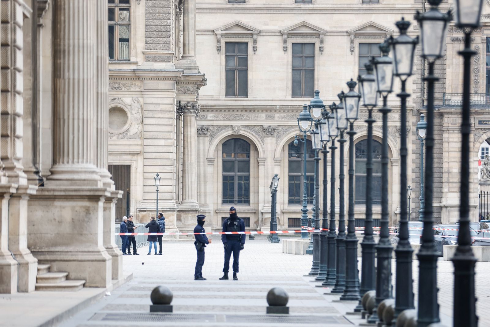 epa12464540 Police officers close the Place du Carrousel next to the Louvre Museum after a robbery this morning in Paris, France, 19 October 2025. The Louvre Museum was targeted in a robbery by several criminals who smashed windows to steal jewelry. The museum was later closed. French Culture Minister Rachida Dati called it 'an attack on France’s cultural heritage.'  EPA/Mohammed Badra