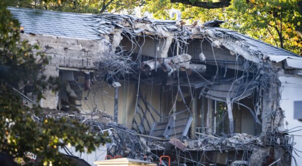 epa12468700 Constructions workers begin demolition of part of the East Wing of the White House for construction of President Trump's ballroom in Washington, DC, USA, 20 October 2025. The 27400-square-meter ballroom expansion of the White House will seat an estimated 900 people and is estimated to cost 200 million US dollars.  EPA/JIM LO SCALZO