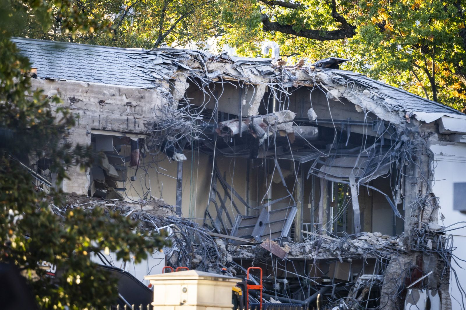 epa12468700 Constructions workers begin demolition of part of the East Wing of the White House for construction of President Trump's ballroom in Washington, DC, USA, 20 October 2025. The 27400-square-meter ballroom expansion of the White House will seat an estimated 900 people and is estimated to cost 200 million US dollars.  EPA/JIM LO SCALZO