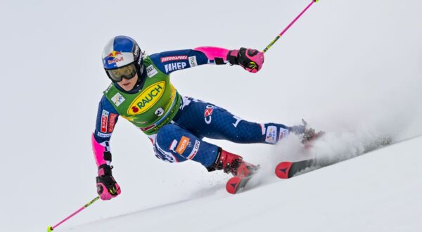 epa12480553 Zrinka Ljutic from Croatia during the first run of the Womens Giant Slalom race of the FIS Alpine Ski World Cup season opener on the Rettenbach glacier, in Soelden, Austria, 25 October 2025.  EPA/GIAN EHRENZELLER