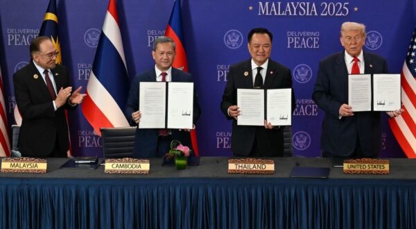 epa12483094 (L-R) Malaysia's Prime Minister Anwar Ibrahim applauds as Cambodia's Prime Minister Hun Manet, Thailand's Prime Minister Anutin Charnvirakul and US President Donald Trump hold up documents during the ceremonial signing of a ceasefire agreement between Thailand and Cambodia on the sidelines of the 47th Association of Southeast Asian Nations (ASEAN) Summit in Kuala Lumpur, Malaysia, 26 October 2025.  EPA/MOHD RASFAN / POOL