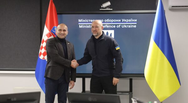 Zagreb, 27.10.2025. - Potpredsjednik vlade i ministar obrane Ivan Anušić u ponedjeljak je u Kijevu s ukrajinskim kolegom Denisom Šmihalom potpisao pismo namjere o zajedničkoj proizvodnji naoružanja, priopćilo je ministarstvo obrane (MORH). Na fotografiji Ivan Anušić, Denis Šmihal. foto HINA/ MORH/ ml