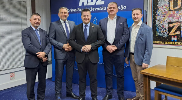 Koprivnica, 27.10.2025.- Podravkin menader Mario Vrbaniæ u nedjelju je izabran za novog predsjednika Koprivnièko-krievaèkog HDZ-a, a u ponedjeljak mu je na konferenciji za novinare èestitao njegov prethodnik Darko Sobota koji ostaje u Saboru i nastavlja obnaati dunost naèelnika Opæine Kalinovac. Na slici Mario Vrbaniæ (C). 
foto HINA/ v/ ua