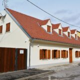 Karlovac, 27.10.2025. - Ministrica kulture i medija Nina Obuljen Koržinek otvorila je večeras Mihalićevu kuću književnosti. Riječ je o kući u kojoj su živjeli književnik Stjepan Mihalić i njegov sin, pjesnik i akademik Slavko Mihalić sa svojim obiteljima. Kuća je nakon potresa bila teško oštećena, kupio ju je Grad Karlovac, a konstrukcijska, cjelovita i energetska obnova kuće u iznosu od 967 tisuća eura financirana je većim dijelom sredstvima EU-a iz Fonda solidarnosti, te sredstvima Ministarstva kulture i medija. 
foto HINA/ Mladen VOLARIĆ/ mv