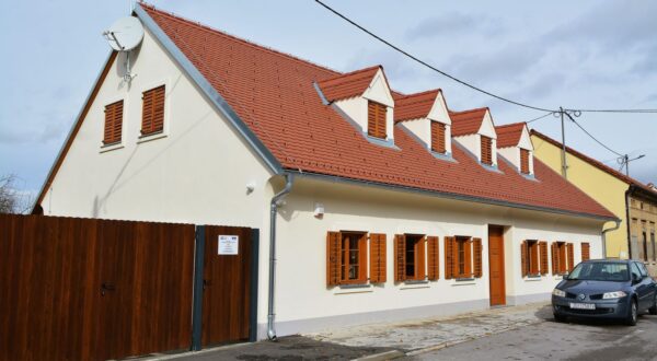 Karlovac, 27.10.2025. - Ministrica kulture i medija Nina Obuljen Koržinek otvorila je večeras Mihalićevu kuću književnosti. Riječ je o kući u kojoj su živjeli književnik Stjepan Mihalić i njegov sin, pjesnik i akademik Slavko Mihalić sa svojim obiteljima. Kuća je nakon potresa bila teško oštećena, kupio ju je Grad Karlovac, a konstrukcijska, cjelovita i energetska obnova kuće u iznosu od 967 tisuća eura financirana je većim dijelom sredstvima EU-a iz Fonda solidarnosti, te sredstvima Ministarstva kulture i medija. 
foto HINA/ Mladen VOLARIĆ/ mv