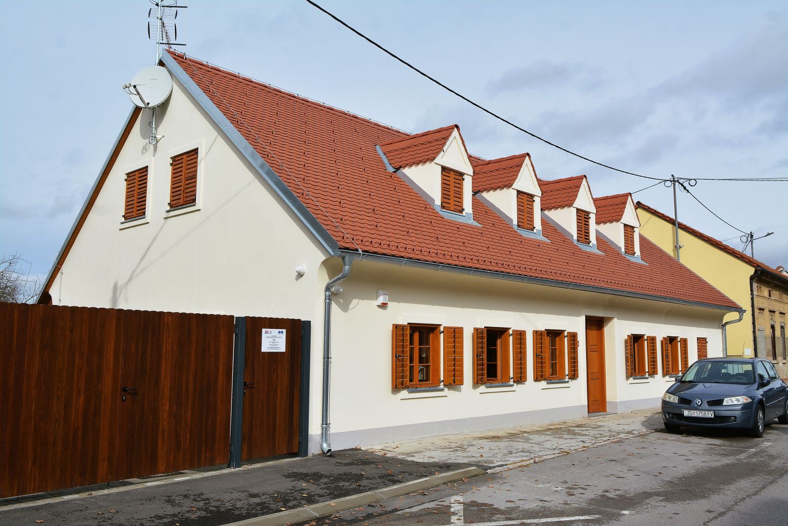 Karlovac, 27.10.2025. - Ministrica kulture i medija Nina Obuljen Koržinek otvorila je večeras Mihalićevu kuću književnosti. Riječ je o kući u kojoj su živjeli književnik Stjepan Mihalić i njegov sin, pjesnik i akademik Slavko Mihalić sa svojim obiteljima. Kuća je nakon potresa bila teško oštećena, kupio ju je Grad Karlovac, a konstrukcijska, cjelovita i energetska obnova kuće u iznosu od 967 tisuća eura financirana je većim dijelom sredstvima EU-a iz Fonda solidarnosti, te sredstvima Ministarstva kulture i medija. 
foto HINA/ Mladen VOLARIĆ/ mv