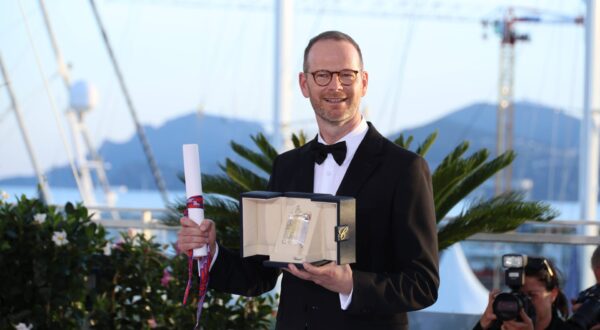  Joachim Trier poses with the Grand Prix Award for "Sentimental Value" during the Palme D'Or winners photocall at the 78th annual Cannes Film Festival at Palais des Festivals on May 24, 2025 in Cannes, France. /Sipa USA Photo: imageSPACE/SIPA USA