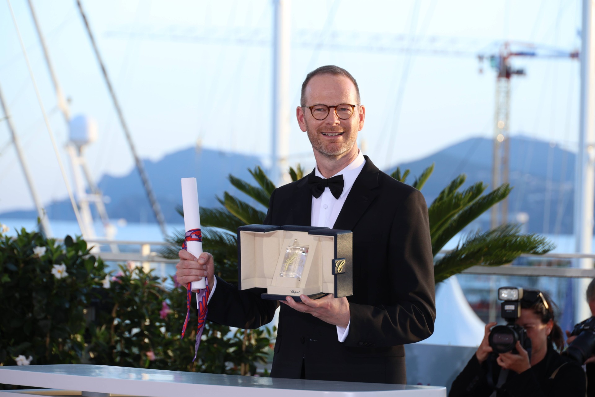  Joachim Trier poses with the Grand Prix Award for "Sentimental Value" during the Palme D'Or winners photocall at the 78th annual Cannes Film Festival at Palais des Festivals on May 24, 2025 in Cannes, France. /Sipa USA Photo: imageSPACE/SIPA USA