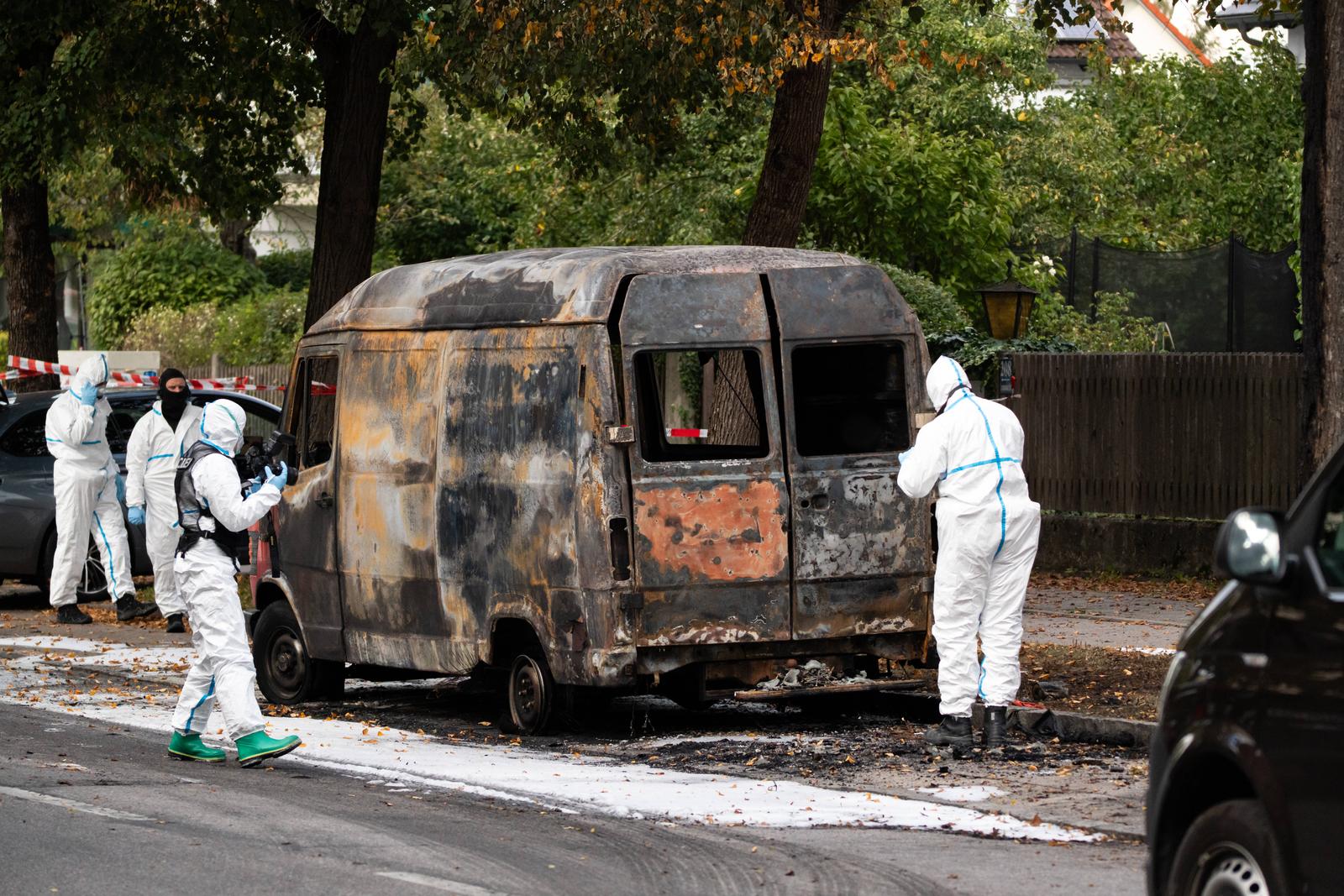 Munich, Bavaria, Germany - October 1, 2025: Several explosions shake Munich-Lerchenau. Police and special forces deployed on a large scale, houses evacuated. Police operation with forensics officers KTI, Forensic Institute of the BKA in Lerchenstraße at one of the burnt-out or burnt-down vehicles. Photographing and securing evidence *** Mehrere Explosionen erschüttern Münchn-Lerchenau. Polizei und Spezialkräfte im Großeinsatz, Häuser wurden evakuiert. Polizeieinsatz mit Beamten der Spurensicherung KTI, Kriminaltechnisches Institut des BKA in der Lerchenstraße an einem der ausgebrannten bzw. abgebrannten Fahrzeuge. Fotografieren und Spuren sichern Photo: IMAGO/Michael Bihlmayer/IMAGOSTOCK&PEOPLE