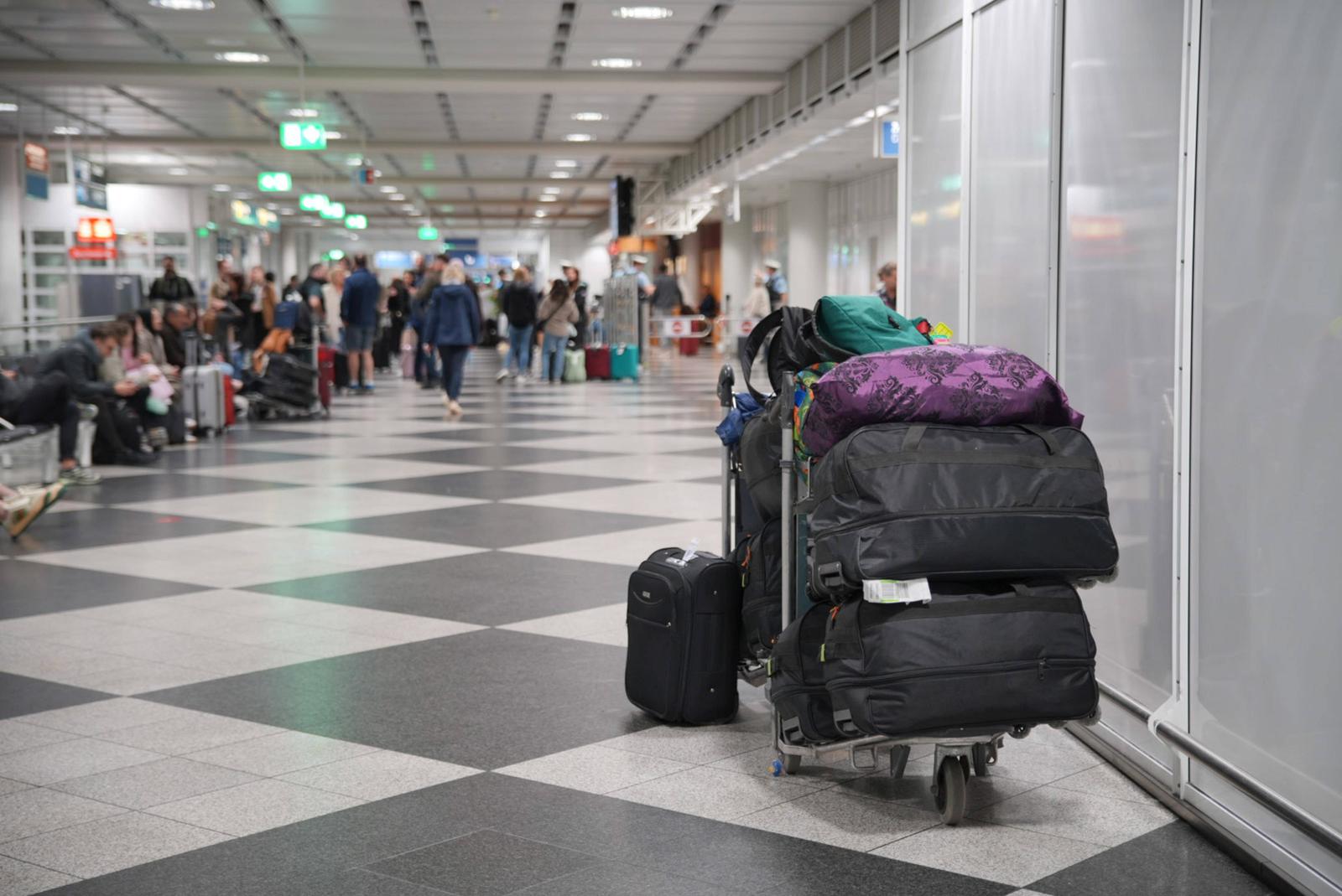 Drohnensichtung am Flughafen München, München Bayern Deutschland München *** Drone sighting at Munich Airport, Munich Bavaria Germany Munich Copyright: x xonw-imagesx/xEnriquexKaczorx Photo: IMAGO/IMAGOSTOCK&PEOPLE