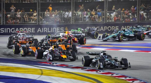 Start, 63 RUSSELL George (gbr), Mercedes AMG F1 Team W16, action during the 2025 Formula 1 Singapore Grand Prix, 18th round of the 2025 FIA Formula One World Championship from October 3 to 5, 2025 on the Marina Bay Street Circuit, in Singapore (Photo by /Sipa USA) Photo: IPA/SIPA USA
