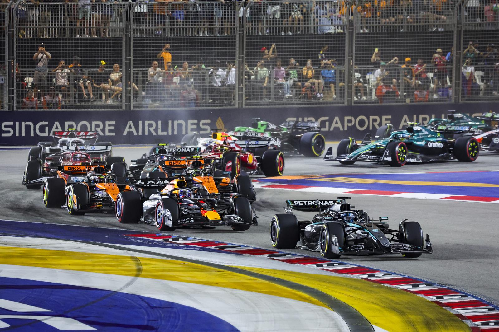 Start, 63 RUSSELL George (gbr), Mercedes AMG F1 Team W16, action during the 2025 Formula 1 Singapore Grand Prix, 18th round of the 2025 FIA Formula One World Championship from October 3 to 5, 2025 on the Marina Bay Street Circuit, in Singapore (Photo by /Sipa USA) Photo: IPA/SIPA USA