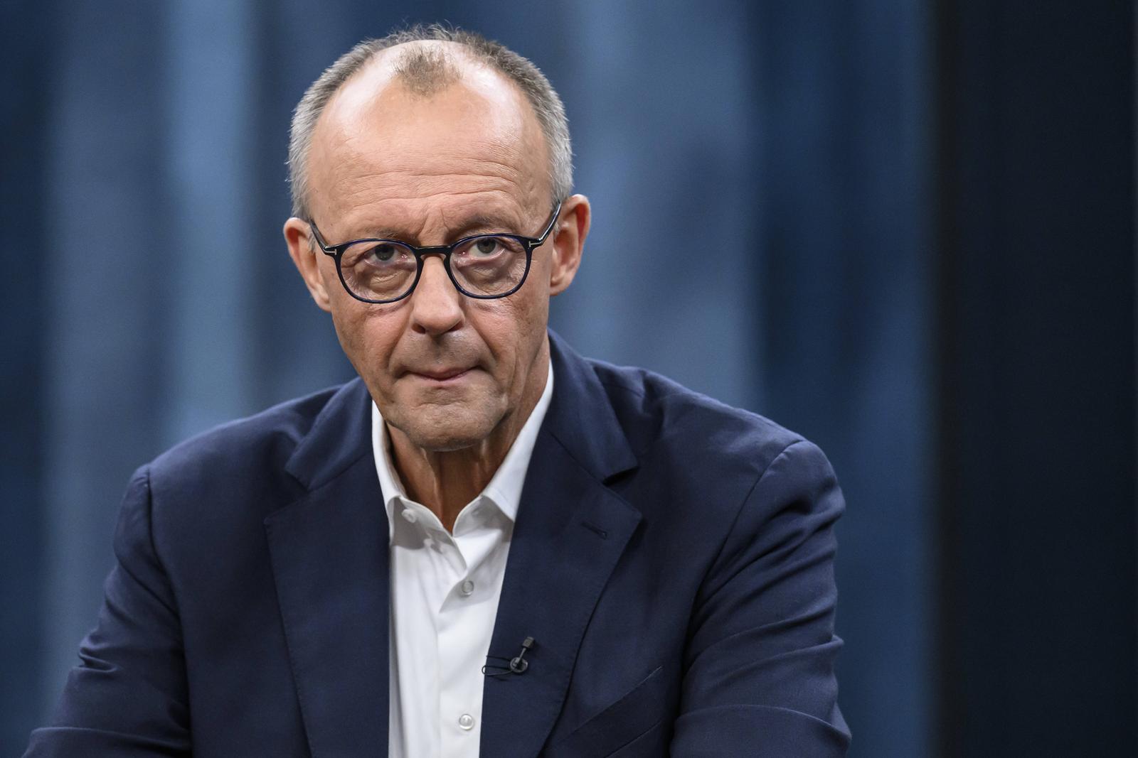 im Bild v.l.: Bundeskanzler Friedrich Merz, GER, Berlin, Studio, zu Gast bei - Caren Miosga, Polittalk, TV, Format, mit Moderatorin, Das Erste, aus Adlershof - am Studio 20, Thema: Deutschland im Herbst - Wo bleibt der Ruck fuer Reformen, Herr Bundeskanzler, 05.10.2025 *** in the picture from left Federal Chancellor Friedrich Merz, GER, Berlin, Studio, guest of Caren Miosga, Polittalk, TV, format, with presenter, Das Erste, from Adlershof at Studio 20, topic Germany in autumn Where is the push for reforms, Mr. Chancellor, 05 10 2025 Copyright: HMBxMedia/UwexKoch Photo: IMAGO/Uwe Koch/IMAGOSTOCK&PEOPLE