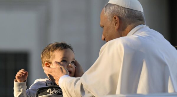 ITALY - POPE LEO XIV GREETS PILGRIMS FROM CROATIA IN ST PETER S SQUARE AT THE VATICAN - 2025/10/7 Italy, Rome, Vatican, 2025/10/7 Pope Leo XIV greets pilgrims from Croatia in St. Peter s Square at the Vatican EDITORIAL USE ONLY - NO BOOKS Copyright: xVATICANxMEDIAx Photo: IMAGO/VATICAN MEDIA/IMAGOSTOCK&PEOPLE