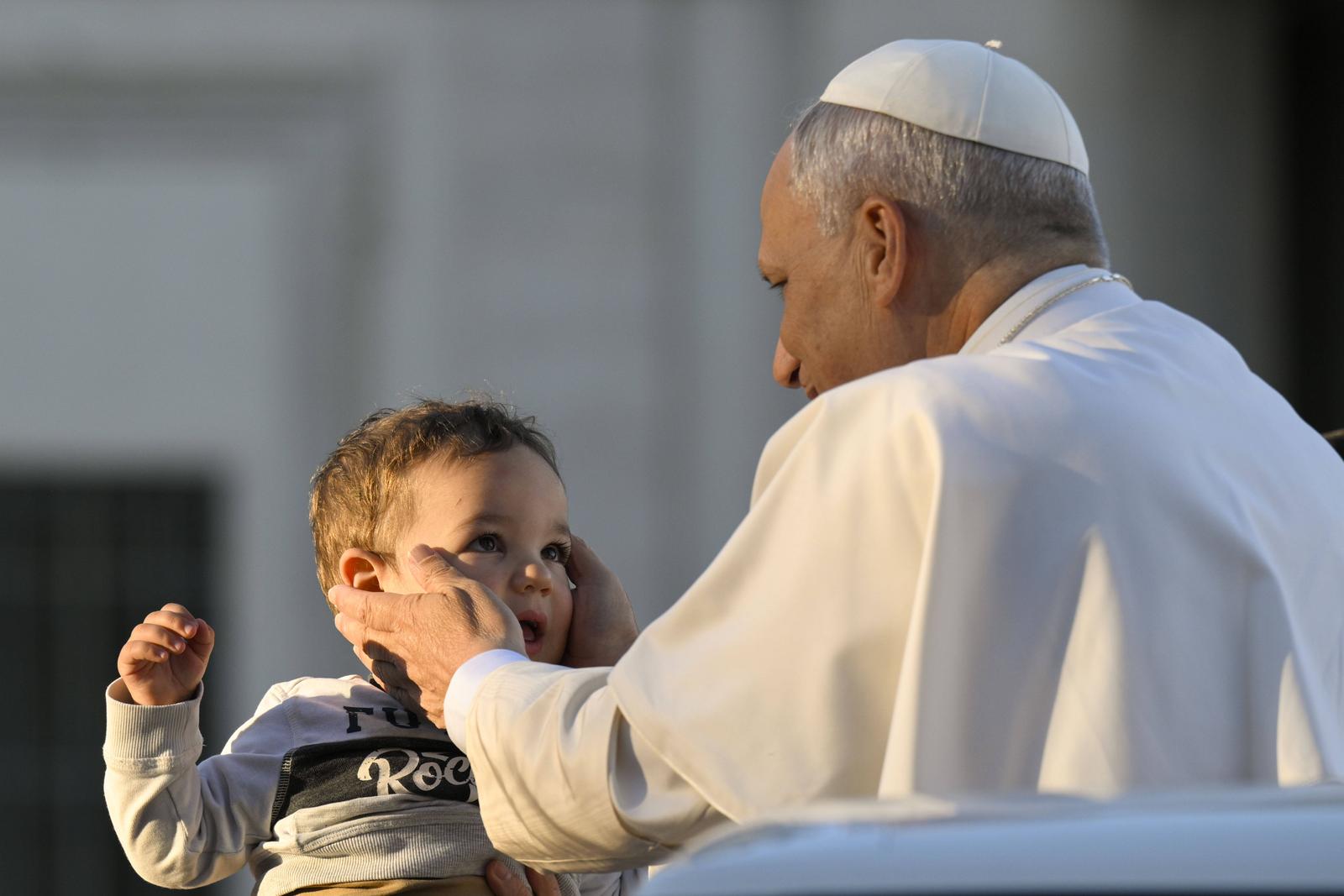 ITALY - POPE LEO XIV GREETS PILGRIMS FROM CROATIA IN ST PETER S SQUARE AT THE VATICAN - 2025/10/7 Italy, Rome, Vatican, 2025/10/7 Pope Leo XIV greets pilgrims from Croatia in St. Peter s Square at the Vatican EDITORIAL USE ONLY - NO BOOKS Copyright: xVATICANxMEDIAx Photo: IMAGO/VATICAN MEDIA/IMAGOSTOCK&PEOPLE
