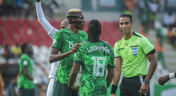 Victor Osimhen Ademola Lookman and the center referee in action during the semi-final game between Nigeria vs South Africa at the 2023 AFCON in Cote D Ivoire. Photo by Adeniyi Muyiwa Buoake Buoake Cote D Ivoire Copyright: xADENIYIxMUYIWAx Photo: IMAGO/Adeniyi Muyiwa/IMAGOSPORT