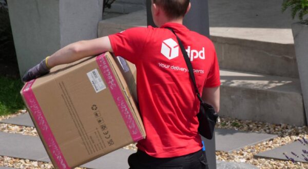 dpd Paketfahrer bei der Auslieferung. dpd *** dpd parcel driver at the delivery dpd Photo: IMAGO/Martin Wagner/IMAGOSTOCK&PEOPLE