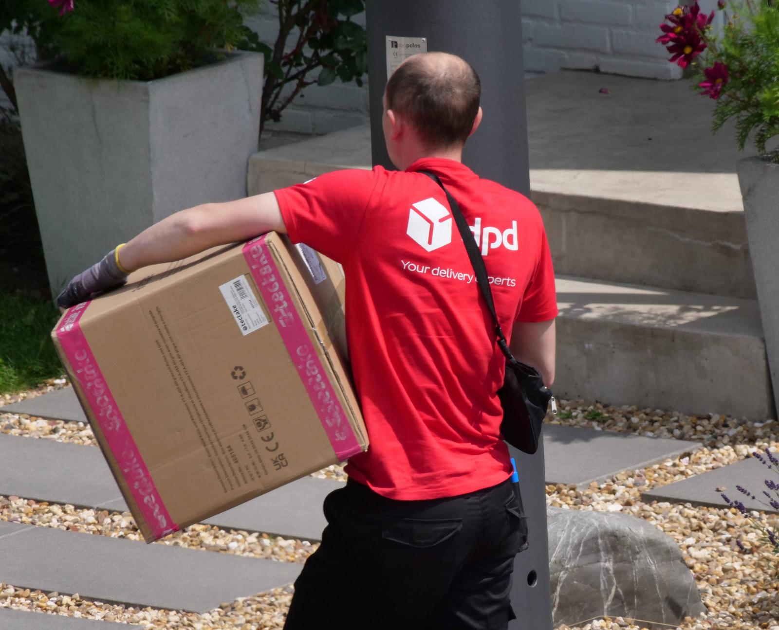 dpd Paketfahrer bei der Auslieferung. dpd *** dpd parcel driver at the delivery dpd Photo: IMAGO/Martin Wagner/IMAGOSTOCK&PEOPLE