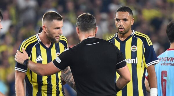 Milan Skriniar L and Youssef En Nesyri Rof Fenerbahce reacts to referee Istvan Kovacs during the UEFA Champions League Third Qualifying Round Second Leg match between Fenerbahce and Feyenoord at Chobani Stadium in Istanbul , Turkey on August 12, 2025.  Photo by Seskimphoto  Istanbul Turkey Istanbul Turkey Copyright: xSeskimphotox FBahce-Feyenoord-120825 12 Photo: IMAGO/Seskimphoto/IMAGOSPORT