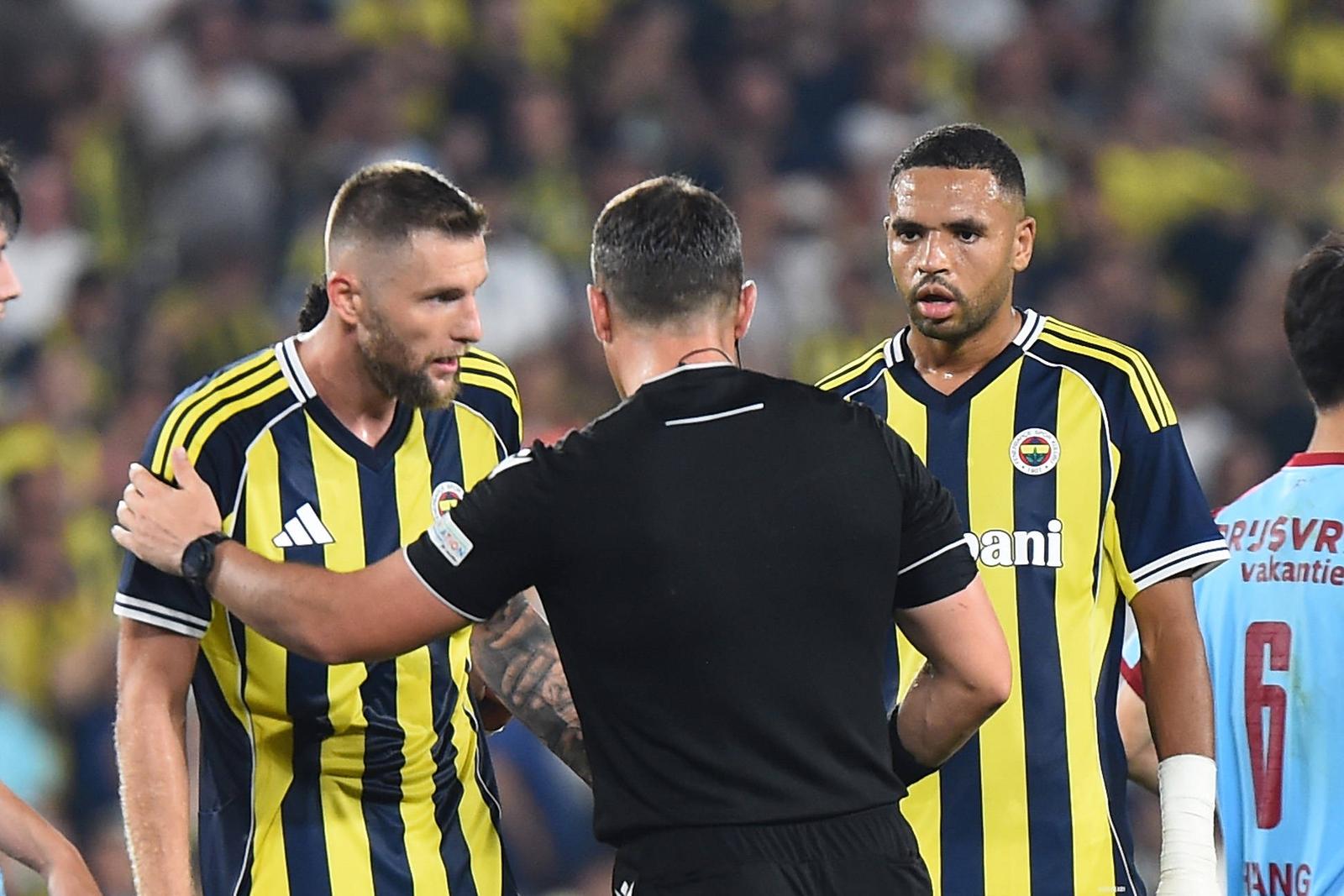 Milan Skriniar L and Youssef En Nesyri Rof Fenerbahce reacts to referee Istvan Kovacs during the UEFA Champions League Third Qualifying Round Second Leg match between Fenerbahce and Feyenoord at Chobani Stadium in Istanbul , Turkey on August 12, 2025.  Photo by Seskimphoto  Istanbul Turkey Istanbul Turkey Copyright: xSeskimphotox FBahce-Feyenoord-120825 12 Photo: IMAGO/Seskimphoto/IMAGOSPORT