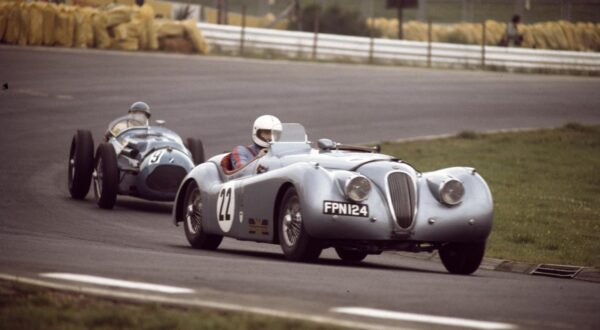 RECORD DATE NOT STATED ein Jaguar XK 120 Baujahr1950 vor einem Talbot Lago GP 4482cc von 190 auf dem Nürburgring im AvD-Oldtimer Grand Prix 1979 *** a Jaguar XK 120 built in 1950 in front of a Talbot Lago GP 4482cc of 190 at the Nürburgring in the AvD Oldtimer Grand Prix 1979 Photo: IMAGO/Thomas Zimmermann.photo/IMAGOSPORT
