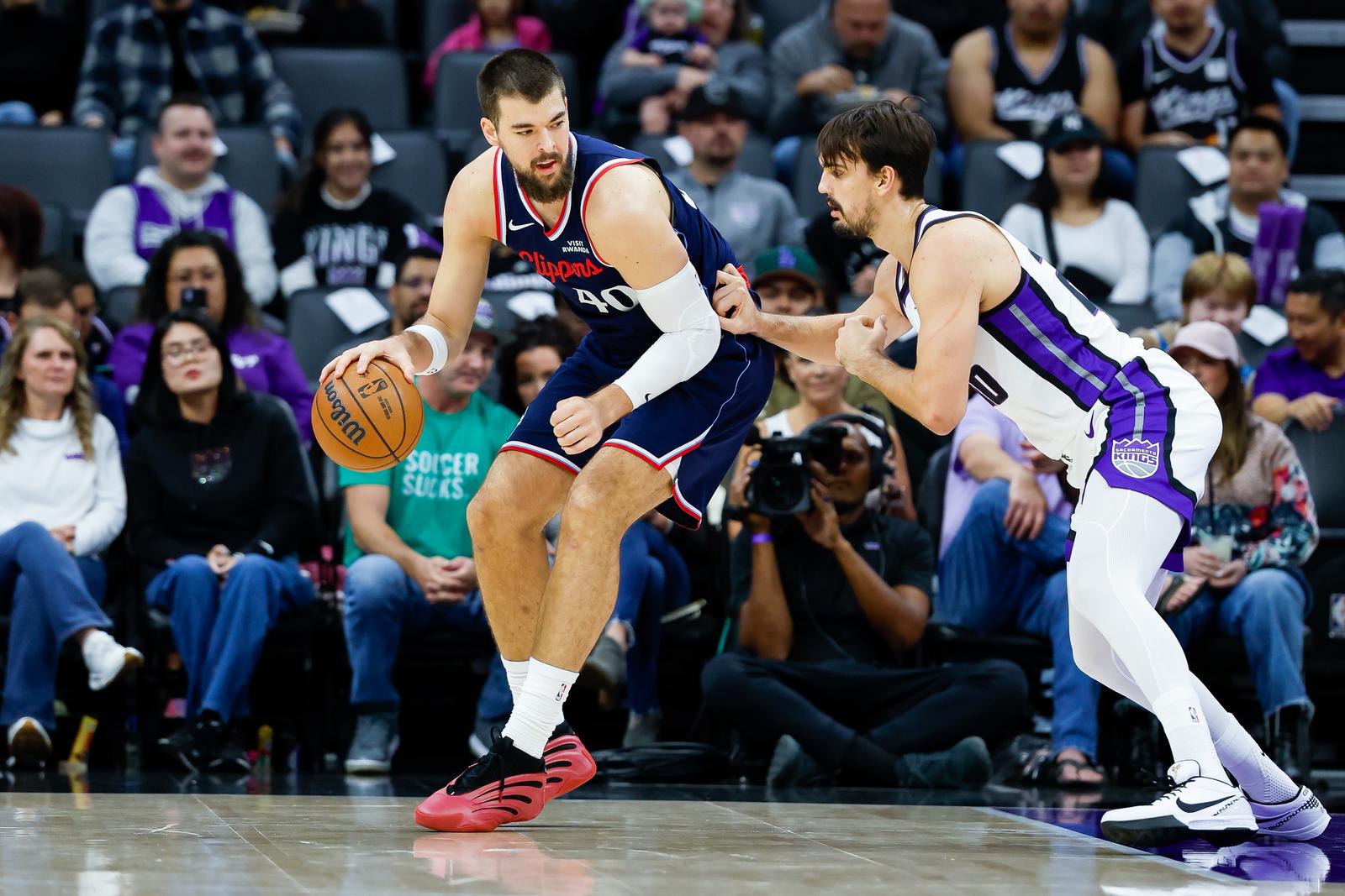 Oct 15, 2025; Sacramento, California, USA; Los Angeles Clippers center Ivica Zubac (40) dribbles the ball against Sacramento Kings forward Dario ari? (20) during the first quarter at Golden 1 Center. Mandatory Credit: Sergio Estrada-Imagn Images/Sipa USA Photo: Imagn Images/SIPA USA