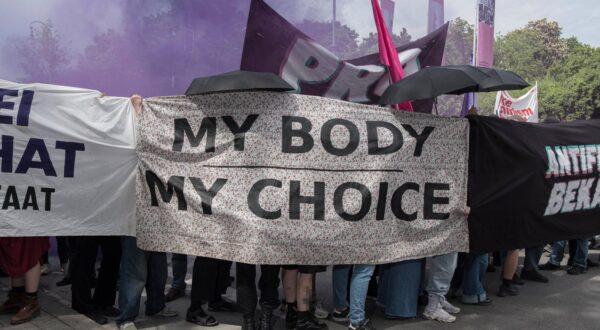 03.05.2025, Gegendemo Marsch für das Leben, München: Feministische Gegendemonstration zum erzkonservativen, fundamentalistisch geprägten sog. Marsch für das Leben in München. Zum Marsch für das Leben gingen in München rund 3.000 Menschen auf die Straße um gegen Schwangerschaftsabbrüche und Abtreibung zu demonstrieren. Bayern Deutschland Gegendemo zum Marsch für das Leben München 2025-09 *** 03 05 2025, Counter-demonstration March for Life, Munich Feminist counter-demonstration to the arch-conservative, fundamentalist so-called March for Life in Munich Around 3,000 people took to the streets in Munich to demonstrate against abortion and abortion Bavaria Germany Counter-demonstration to the March for Life Munich 2025 09 Photo: IMAGO/Moritz Schlenk/IMAGOSTOCK&PEOPLE