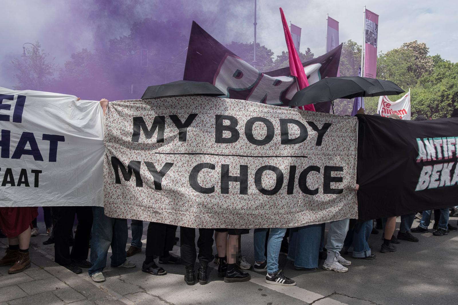 03.05.2025, Gegendemo Marsch für das Leben, München: Feministische Gegendemonstration zum erzkonservativen, fundamentalistisch geprägten sog. Marsch für das Leben in München. Zum Marsch für das Leben gingen in München rund 3.000 Menschen auf die Straße um gegen Schwangerschaftsabbrüche und Abtreibung zu demonstrieren. Bayern Deutschland Gegendemo zum Marsch für das Leben München 2025-09 *** 03 05 2025, Counter-demonstration March for Life, Munich Feminist counter-demonstration to the arch-conservative, fundamentalist so-called March for Life in Munich Around 3,000 people took to the streets in Munich to demonstrate against abortion and abortion Bavaria Germany Counter-demonstration to the March for Life Munich 2025 09 Photo: IMAGO/Moritz Schlenk/IMAGOSTOCK&PEOPLE