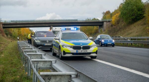 Auto überschlägt sich auf der A66 zwei Verletzte bei Flieden Bei einem Verkehrsunfall auf der A66 in Fahrtrichtung Frankfurt zwischen Flieden und Schlüchtern-Nord sind am Donnerstag, 23.10.2025, zwei Menschen verletzt worden. Ein Pkw wurde über die Leitplanke geschleudert, der Sachschaden wird auf rund 75.000 Euro geschätzt. Die Autobahn war bis kurz vor 14 Uhr voll gesperrt. Feuerwehr, Polizei sowie zwei Rettungswagen waren im Einsatz auch der Rettungshubschrauber Christoph 28 war vor Ort. Zum genauen Unfallhergang liegen der Polizei bislang keine Erkenntnisse vor. A66 zwischen Flieden und Schlüchter Hessen Deutschland *** Car overturns on the A66 Two injured near Flieden Two people were injured in a traffic accident on th Photo: IMAGO/5VISION.NEWS/Torsten Göbig/IMAGOSTOCK&PEOPLE