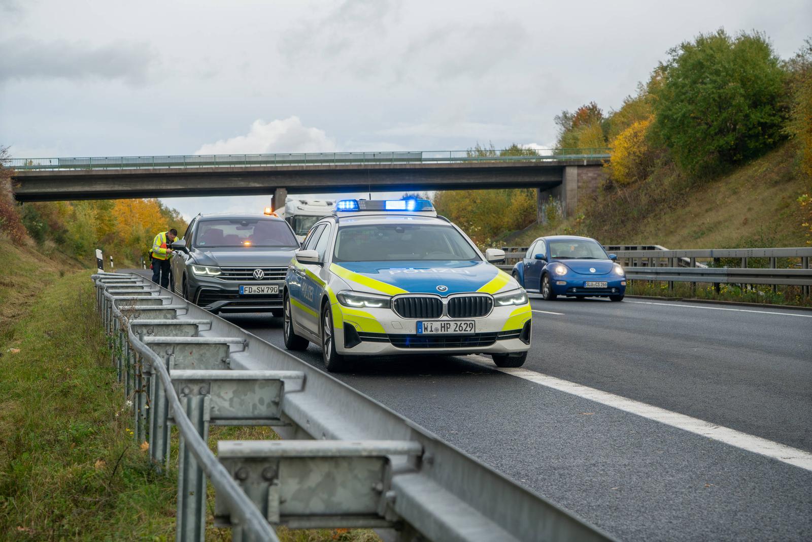 Auto überschlägt sich auf der A66 zwei Verletzte bei Flieden Bei einem Verkehrsunfall auf der A66 in Fahrtrichtung Frankfurt zwischen Flieden und Schlüchtern-Nord sind am Donnerstag, 23.10.2025, zwei Menschen verletzt worden. Ein Pkw wurde über die Leitplanke geschleudert, der Sachschaden wird auf rund 75.000 Euro geschätzt. Die Autobahn war bis kurz vor 14 Uhr voll gesperrt. Feuerwehr, Polizei sowie zwei Rettungswagen waren im Einsatz auch der Rettungshubschrauber Christoph 28 war vor Ort. Zum genauen Unfallhergang liegen der Polizei bislang keine Erkenntnisse vor. A66 zwischen Flieden und Schlüchter Hessen Deutschland *** Car overturns on the A66 Two injured near Flieden Two people were injured in a traffic accident on th Photo: IMAGO/5VISION.NEWS/Torsten Göbig/IMAGOSTOCK&PEOPLE
