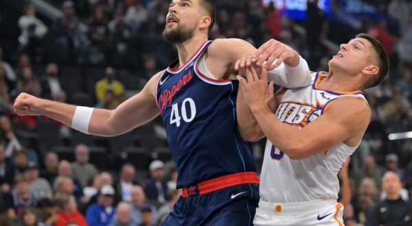 Oct 24, 2025; Inglewood, California, USA; Los Angeles Clippers center Ivica Zubac (40) boxes out Phoenix Suns guard Grayson Allen (8) under the basket in the first half at Intuit Dome. Mandatory Credit: Jayne Kamin-Oncea-Imagn Images/Sipa USA Photo: Imagn Images/SIPA USA