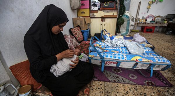 Displaced Palestinian Ayat Al-Sardi lives with her family in a temporary shelter in the Al-Sabra neighborhood of Gaza City. She is caring for her surviving twin, Mazen Talib, after losing his brother Displaced Palestinian Ayat Al-Sardi lives with her family in a temporary shelter in the Al-Sabra neighborhood of Gaza City. She is caring for her surviving twin, Mazen Talib, after losing his brother, infant Ahmad Talib 4 months old, due to severe malnutrition and a lack of infant formula, amid the absence of adequate medical care and nutritional support for premature babies, The twins were born after many years of trying to conceive, making the loss of one of them an unbearable shock. The family continues to endure dire humanitarian conditio Copyright: xapaimagesxOmarxAshtawyxxapaimagesx Photo: IMAGO/Omar Ashtawy  apaimages/IMAGOSTOCK&PEOPLE