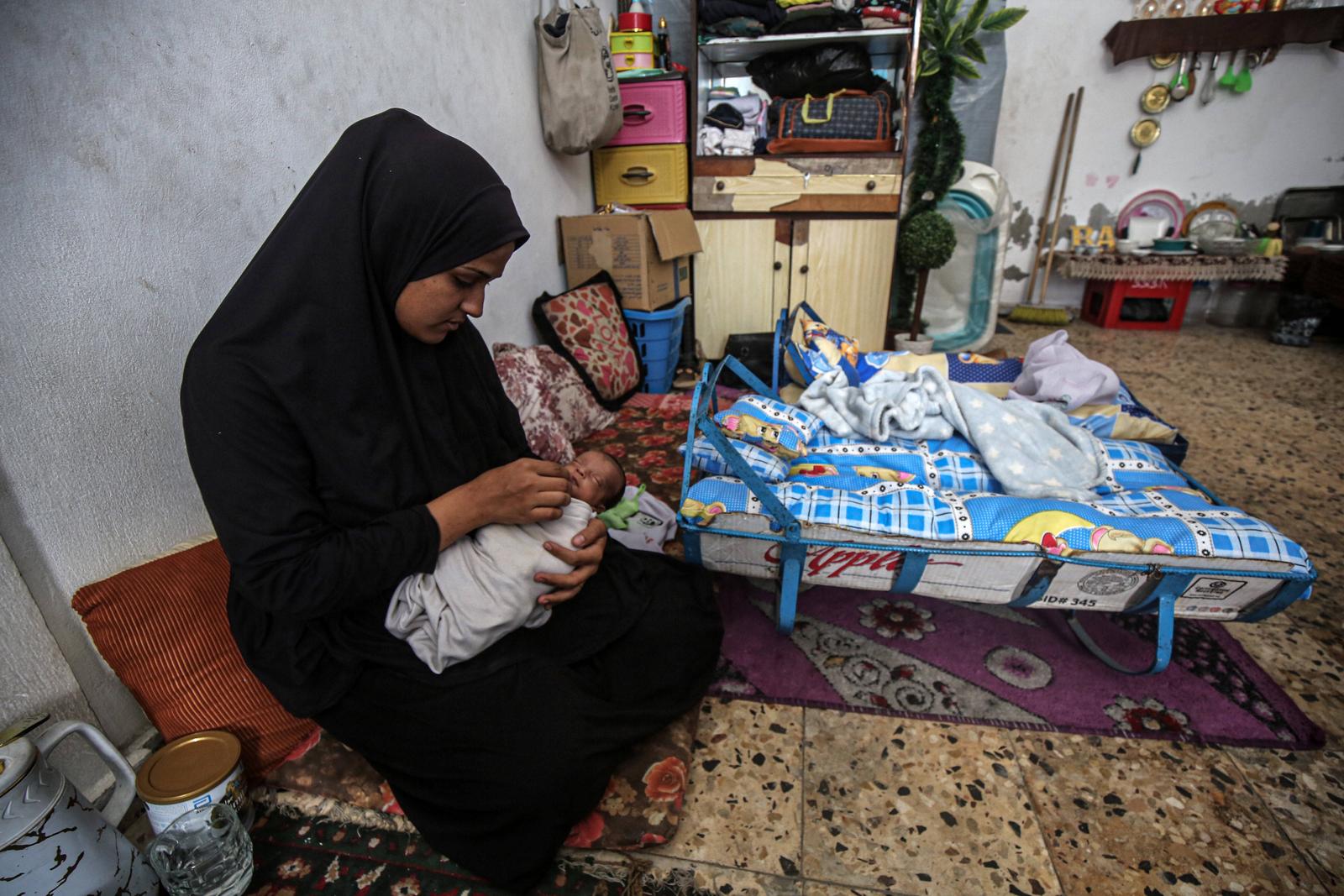 Displaced Palestinian Ayat Al-Sardi lives with her family in a temporary shelter in the Al-Sabra neighborhood of Gaza City. She is caring for her surviving twin, Mazen Talib, after losing his brother Displaced Palestinian Ayat Al-Sardi lives with her family in a temporary shelter in the Al-Sabra neighborhood of Gaza City. She is caring for her surviving twin, Mazen Talib, after losing his brother, infant Ahmad Talib 4 months old, due to severe malnutrition and a lack of infant formula, amid the absence of adequate medical care and nutritional support for premature babies, The twins were born after many years of trying to conceive, making the loss of one of them an unbearable shock. The family continues to endure dire humanitarian conditio Copyright: xapaimagesxOmarxAshtawyxxapaimagesx Photo: IMAGO/Omar Ashtawy  apaimages/IMAGOSTOCK&PEOPLE