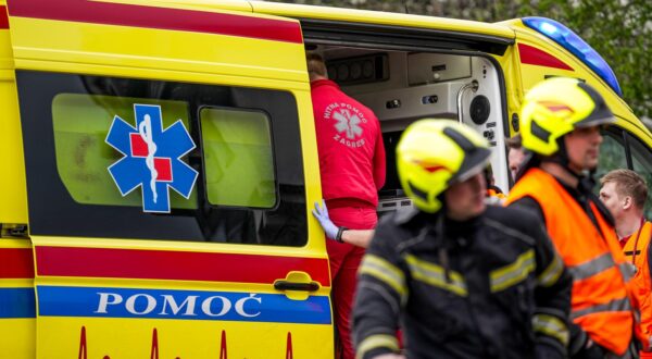 01.04.2025., Zagreb - Vozac s automobilom sletio u potok na Vrapcanskoj ulici te su ga iz automobila izvlacili vatrogasci. Photo: Fran Rubil/PIXSELL