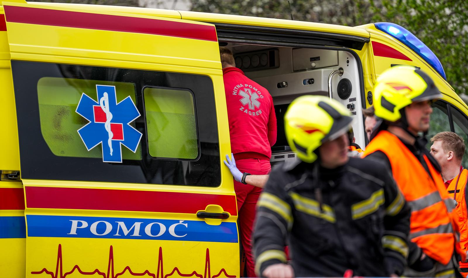 01.04.2025., Zagreb - Vozac s automobilom sletio u potok na Vrapcanskoj ulici te su ga iz automobila izvlacili vatrogasci. Photo: Fran Rubil/PIXSELL