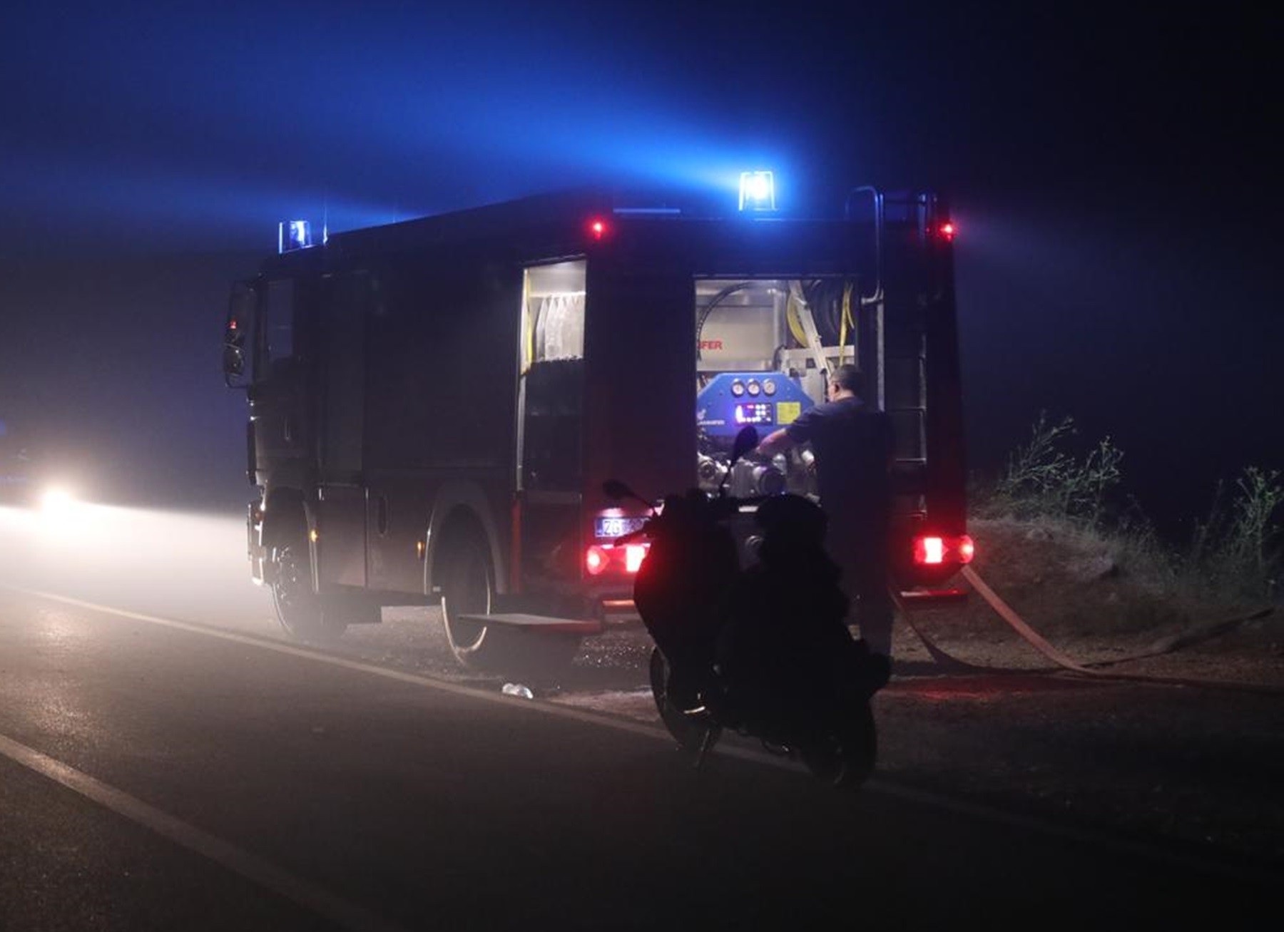 01.08.2024.,Gornji Tucepi-Pred vatrogascima koji dezurqju na pozaristu u Gornjim Tucepima trecamje noc koju ce provesti u gustom dimu koji ih okruzuje. Photo: Ivo Cagalj/PIXSELL