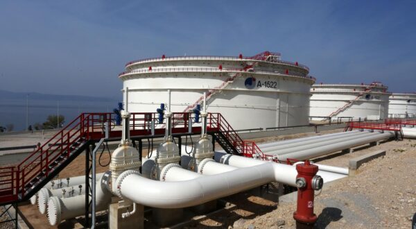 U Omišlju svečano otvoreni novi pogoni JANAF-a 02.04.2019., Omisalj - Ministar drzavne imovine Goran Maric i predsjednik uprave JANAF Dragan Kovacevic otvorili su nove pogone na JANAF-ovom terminalu u Omislju. Nazocili si zupan Zlatko Komadina i nacelnica opcine Omisalj Mirela Ahmetovic, uz mnogobrojne druge uzvanike.rPhoto:Goran Kovacic/PIXSELL