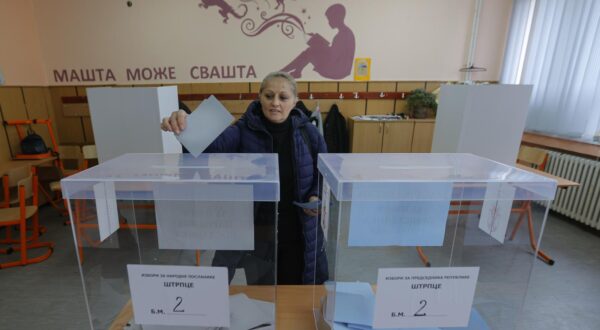 03.04. 2022., Kursumljija - Kosovsni etnicki srbi glasuju na izborima. Kosovski etnički Srbi putovali su autobusima iz različitih dijelova Kosova kako bi dali svoj glas za parlamentarne i predsjedničke izbore u Srbiji. Photo: VALDRIN XHEMAJ/PIXSELL