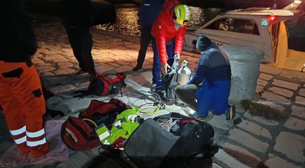 03.10.2025., Senj - Četiri osobe poginule su u teškoj prometnoj nesreći koja se jučer poslijepodne dogodila na Jadranskoj magistrali kod Senja. Osobni automobil zagrebačkih registarskih oznaka sletio je u more u naselju Bunica kod Senja. Na teren su odmah upućene žurne službe, a u potragu su bili uključeni i ronioci Hrvatske gorske službe spašavanja iz Gospića. Tijelo jedne osobe je plutalo, dok su ronioci iz mora izvukli još tri tijela. U automobilu su bila dva muškarca i dvije žene. Photo: HGSS/PIXSELL