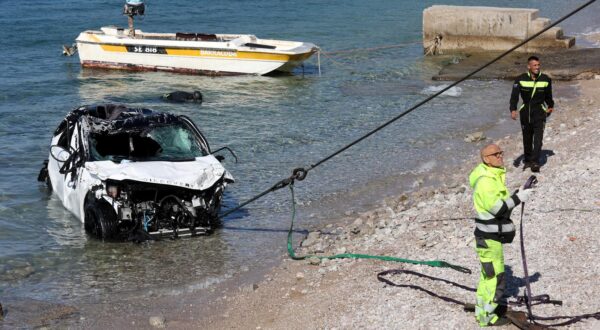 03.10.2025., Senj - Cetiri osobe poginule su jucer u prometnoj nesreci nakon sto je osobni automobil sletio u more. Radi se o dva bracna para stranih drzavljana koji su iznajmili vozilo u Zagrebu. U tijeku je izvlacenje automobila iz mora Photo: Nel Pavletic/PIXSELL