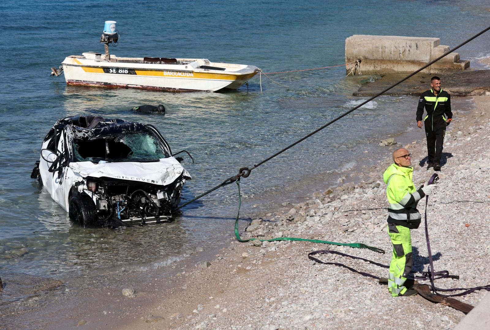 03.10.2025., Senj - Cetiri osobe poginule su jucer u prometnoj nesreci nakon sto je osobni automobil sletio u more. Radi se o dva bracna para stranih drzavljana koji su iznajmili vozilo u Zagrebu. U tijeku je izvlacenje automobila iz mora Photo: Nel Pavletic/PIXSELL