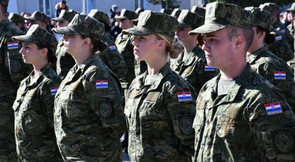 03.10.2025., Pozega - Svecana prisega 47. narastaja rocnika na dragovoljnom vojnom  osposobljavanju u vojarni 123. brigade Hrvatske vojske u Pozegi. Prisegu su dali 221 rocnik, medju kojima 182 muskarca i 39 zena.  Photo: Ivica Galovic/PIXSELL