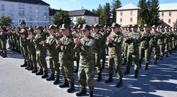 03.10.2025., Pozega - Svecana prisega 47. narastaja rocnika na dragovoljnom vojnom  osposobljavanju u vojarni 123. brigade Hrvatske vojske u Pozegi. Prisegu su dali 221 rocnik, medju kojima 182 muskarca i 39 zena.  Photo: Ivica Galovic/PIXSELL